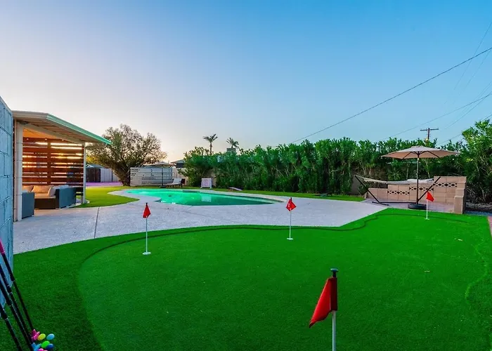 Pickleball, Sparkling Pool, Mini Putt And Sleeps14 Holiday home
