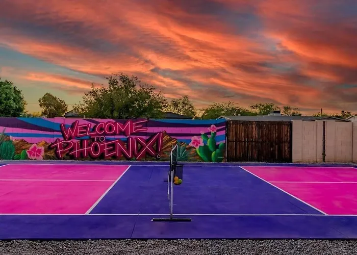 Pickleball, Sparkling Pool, Mini Putt And Sleeps14 Holiday home Phoenix