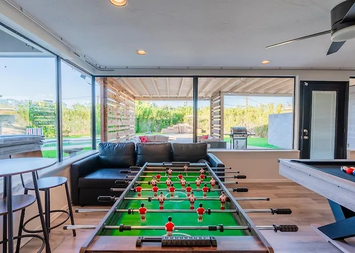 Pickleball, Sparkling Pool, Mini Putt And Sleeps14 Holiday home *