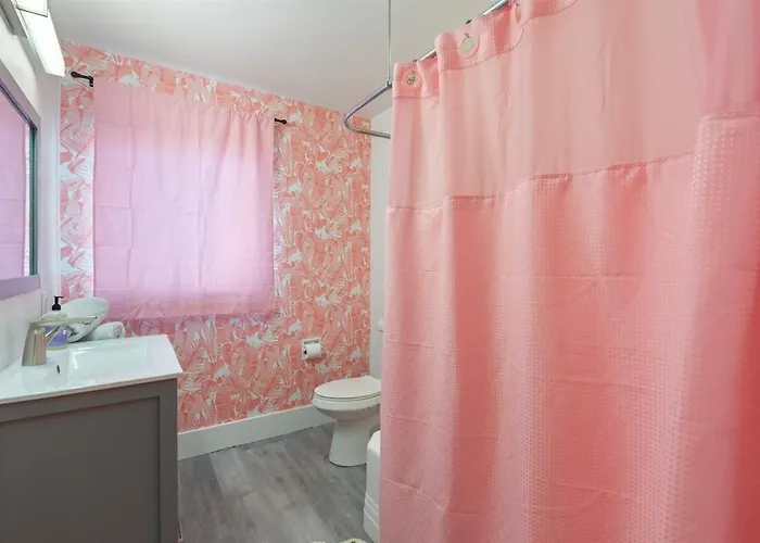 Pickleball, Sparkling Pool, Mini Putt And Sleeps14 Holiday home Phoenix