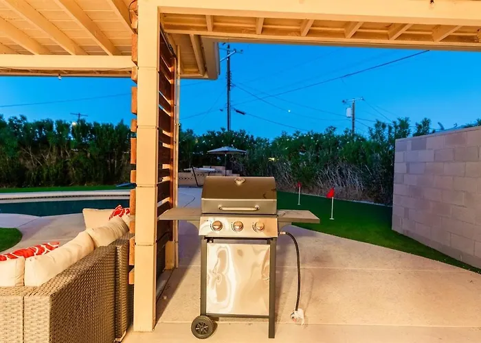 Pickleball, Sparkling Pool, Mini Putt And Sleeps14 Phoenix
