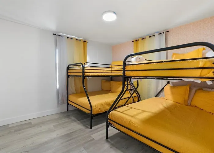 Pickleball, Sparkling Pool, Mini Putt And Sleeps14 Holiday home