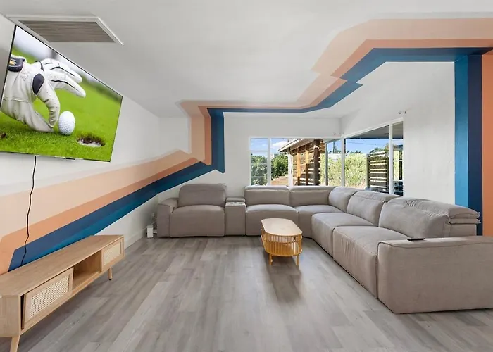 Pickleball, Sparkling Pool, Mini Putt And Sleeps14 Holiday home Phoenix