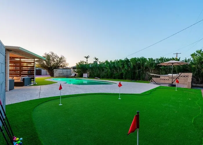 Pickleball, Sparkling Pool, Mini Putt And Sleeps14 Phoenix