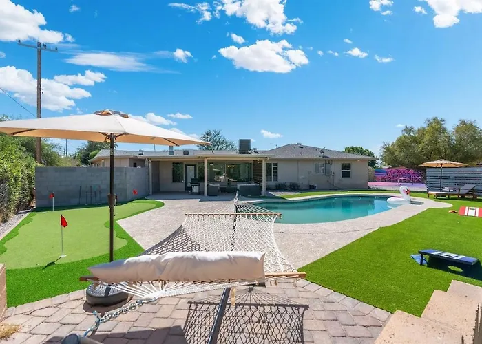 Pickleball, Sparkling Pool, Mini Putt And Sleeps14 Holiday home Phoenix
