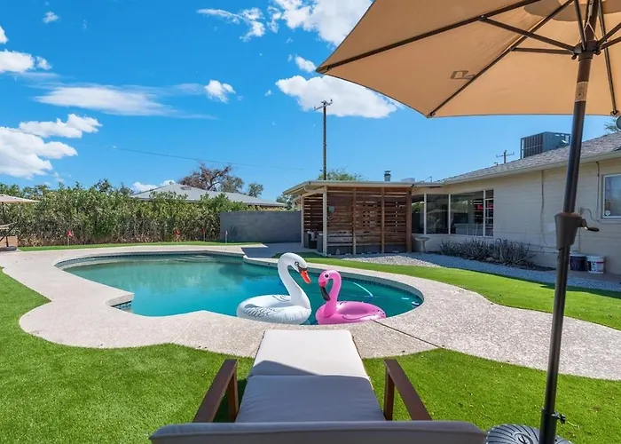 Pickleball, Sparkling Pool, Mini Putt And Sleeps14 Holiday home
