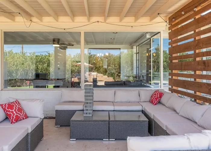 Pickleball, Sparkling Pool, Mini Putt And Sleeps14 Phoenix