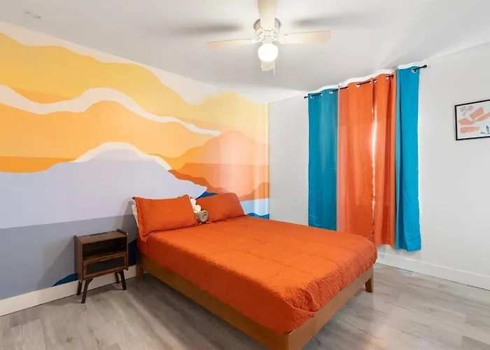 Pickleball, Sparkling Pool, Mini Putt And Sleeps14 Holiday home *