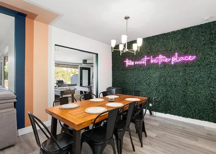 Pickleball, Sparkling Pool, Mini Putt And Sleeps14 Phoenix