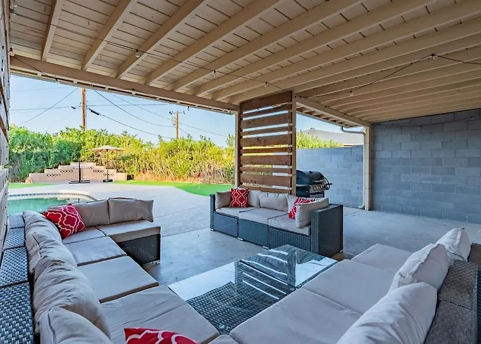 Pickleball, Sparkling Pool, Mini Putt And Sleeps14 Holiday home